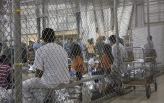 Amerikaanse immigratiedienst gebruikt hiv-status om families te scheiden