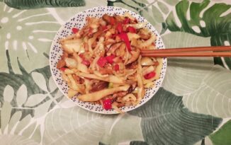 Roerbak met Shiitake en gefrituurde tofublokjes