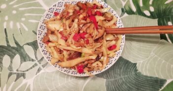Roerbak met Shiitake en gefrituurde tofublokjes